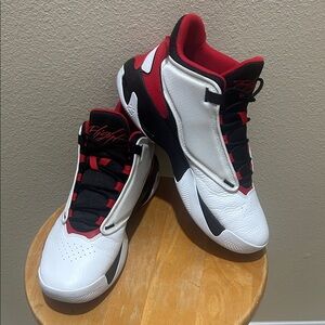 Jordan Max Aura 4 White Black University Red. DN3687-106